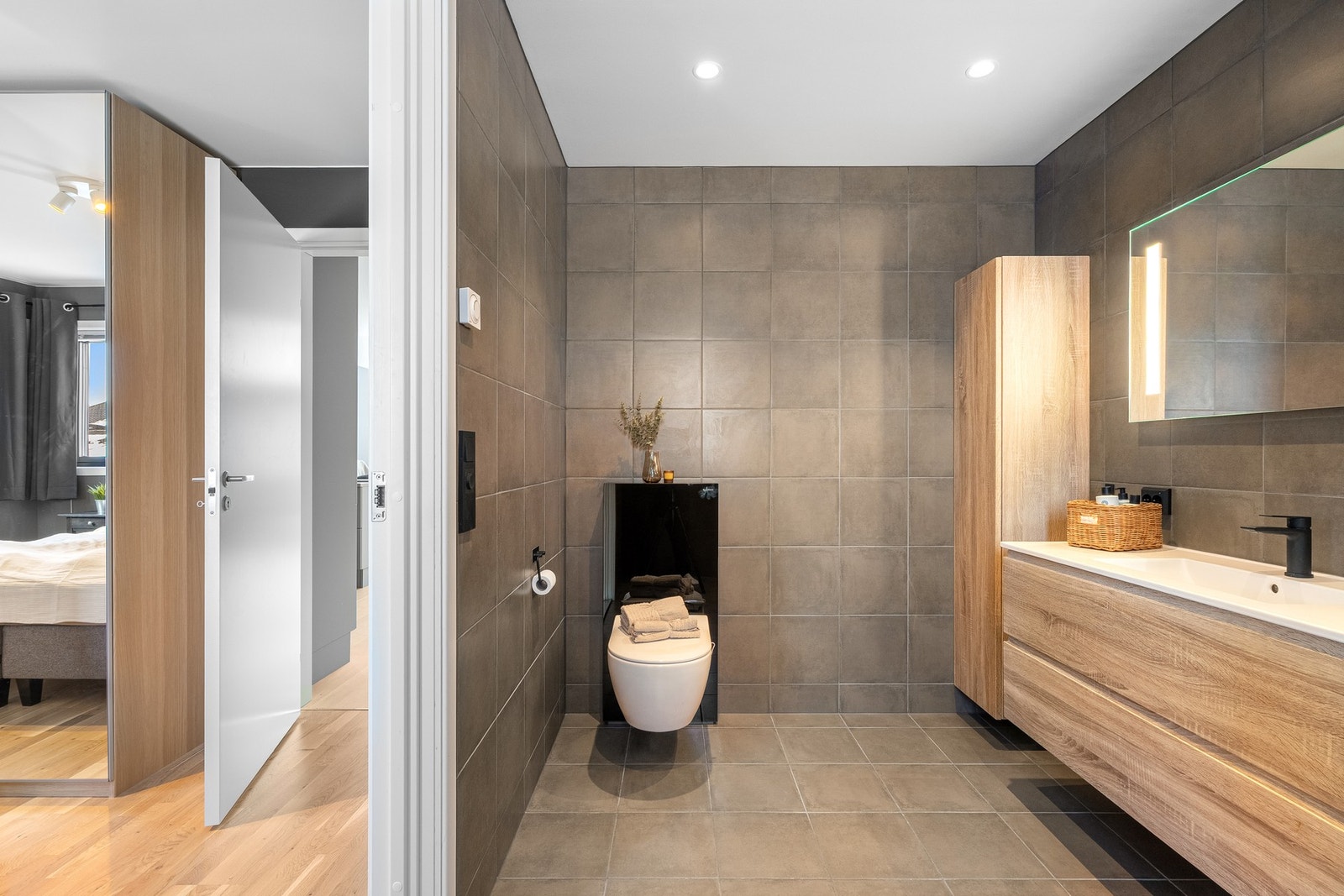 Delikat bad med moderne flisvalg. Galleribilde