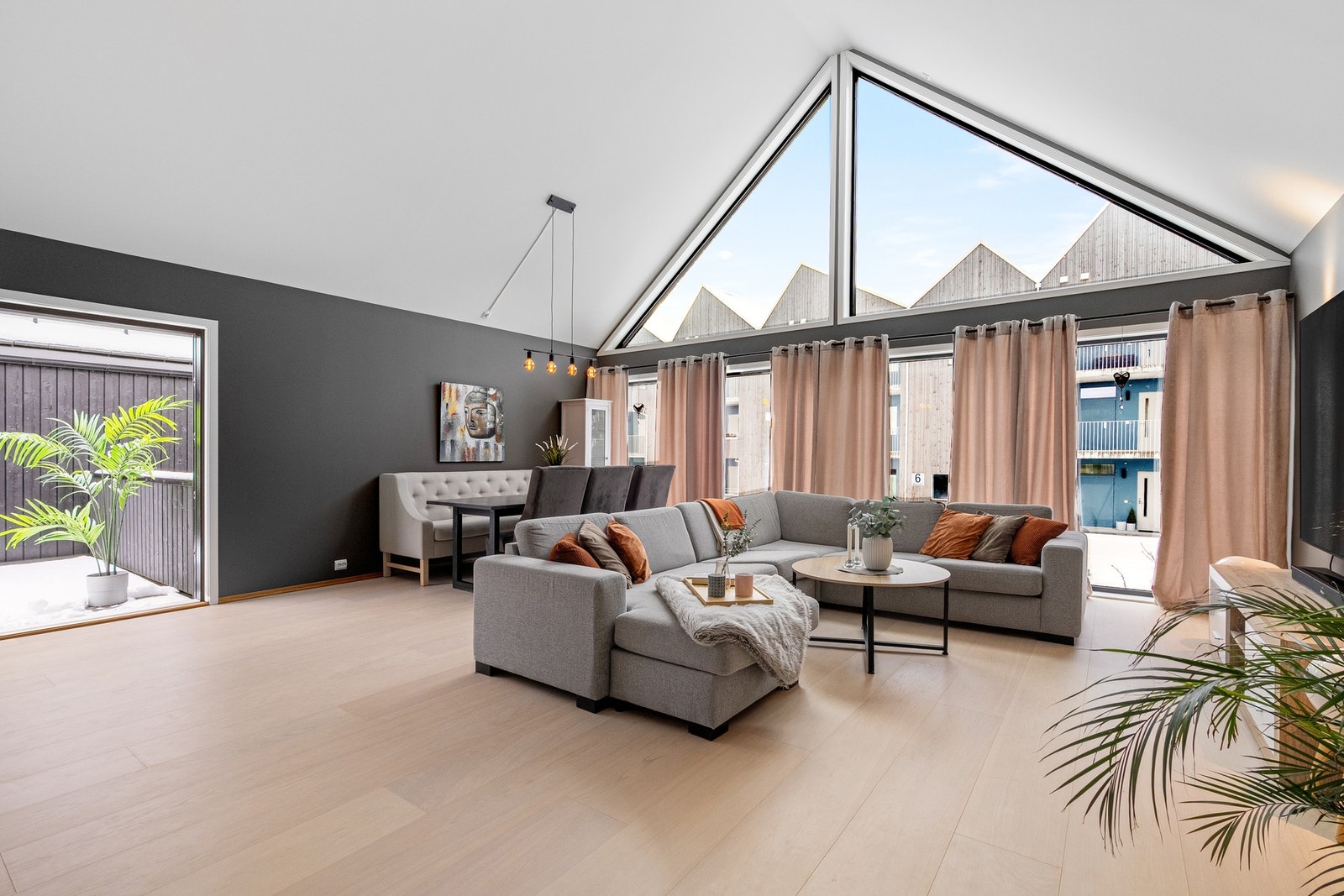 God takhøyde og store vindusflater. Galleribilde