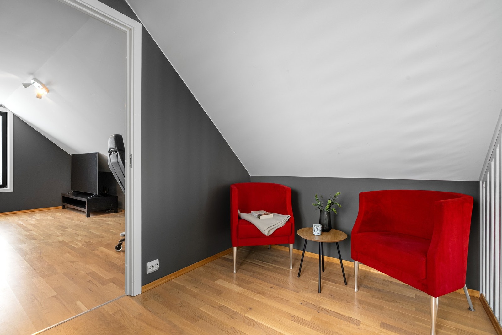 Romslig loftstue med gode møbleringsmuligheter. Galleribilde