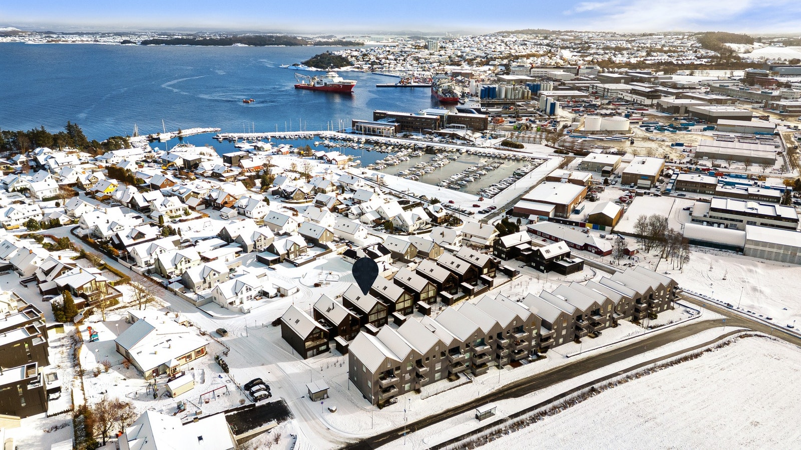 Boligen har en attraktiv og naturskjønn beliggenhet på Grødem, med kort vei til sjøen og flotte rekreasjonsområder rett utenfor døren. Galleribilde