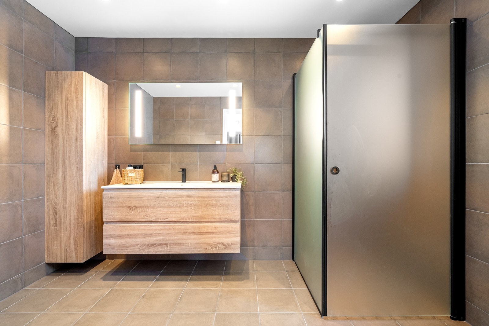 Romslig bad med god oppbevaringsplass. Galleribilde