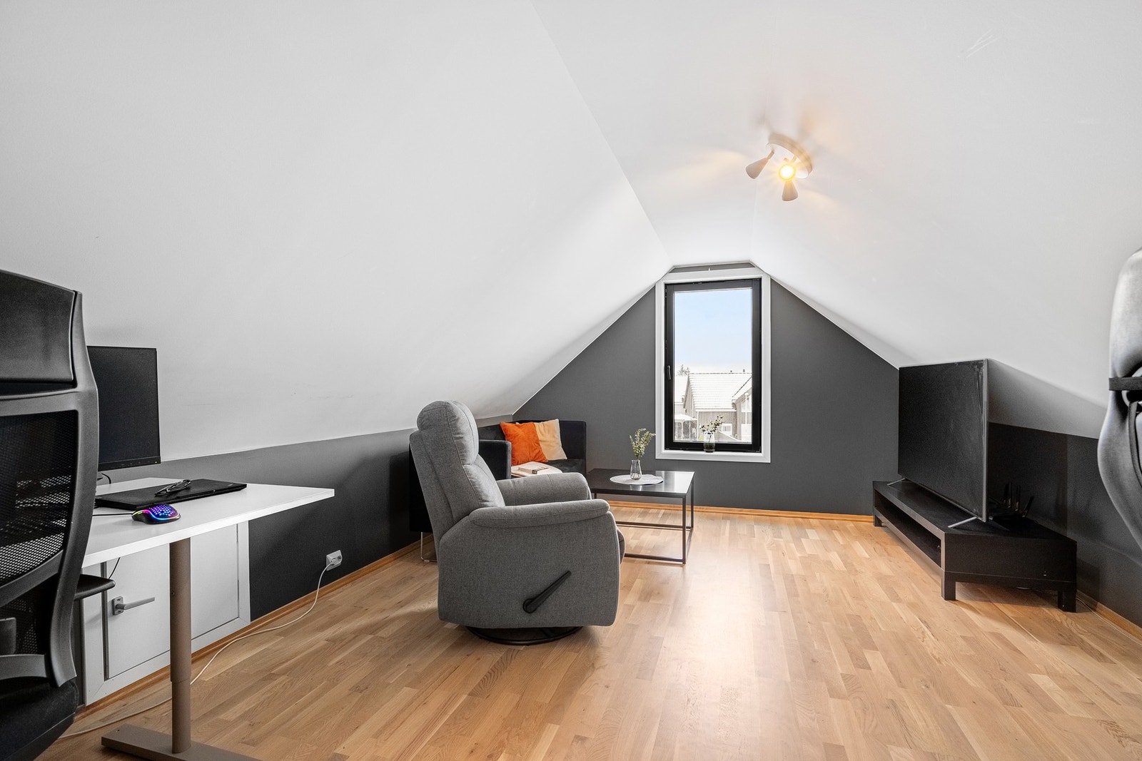 Funksjonell loftstue - perfekt som TV-stue eller kontor. Galleribilde