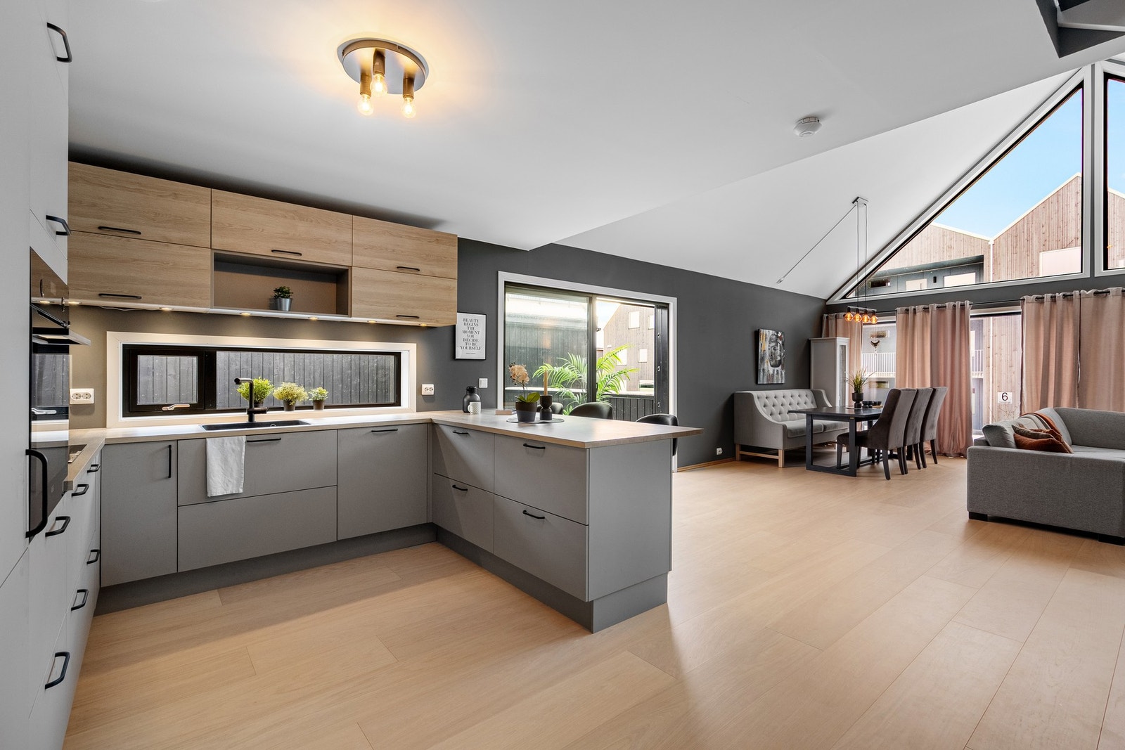 Stilrent kjøkken med moderne uttrykk. Galleribilde