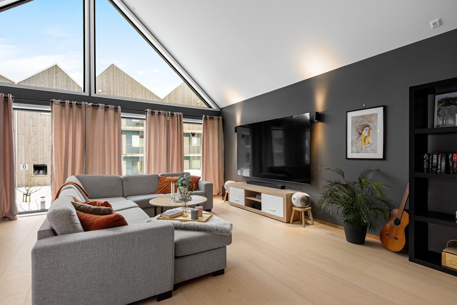 Boligen holder en nyere og tidsriktig standard med gode materialvalg, gjennomtenkte løsninger og en familievennlig planløsning. Galleribilde