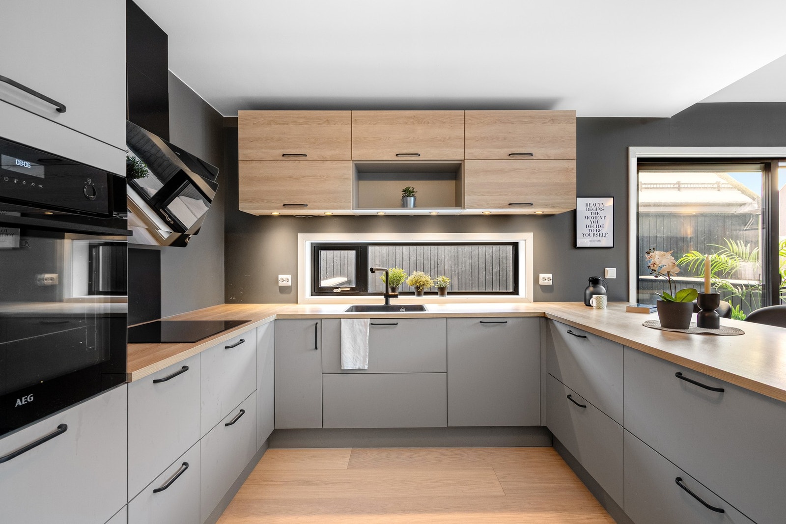 God skap- og benkeplass. Integrerte hvitevarer. Galleribilde