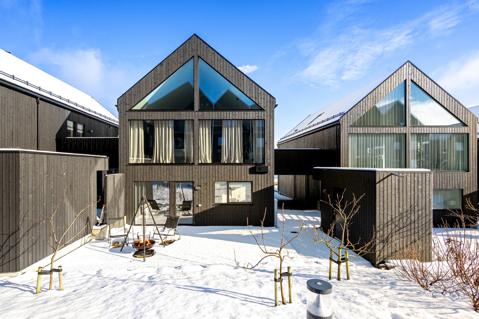 Praktisk utvendig bod på ca. 5 kvm - perfekt til oppbevaring av sykler og hageutstyr. Galleribilde