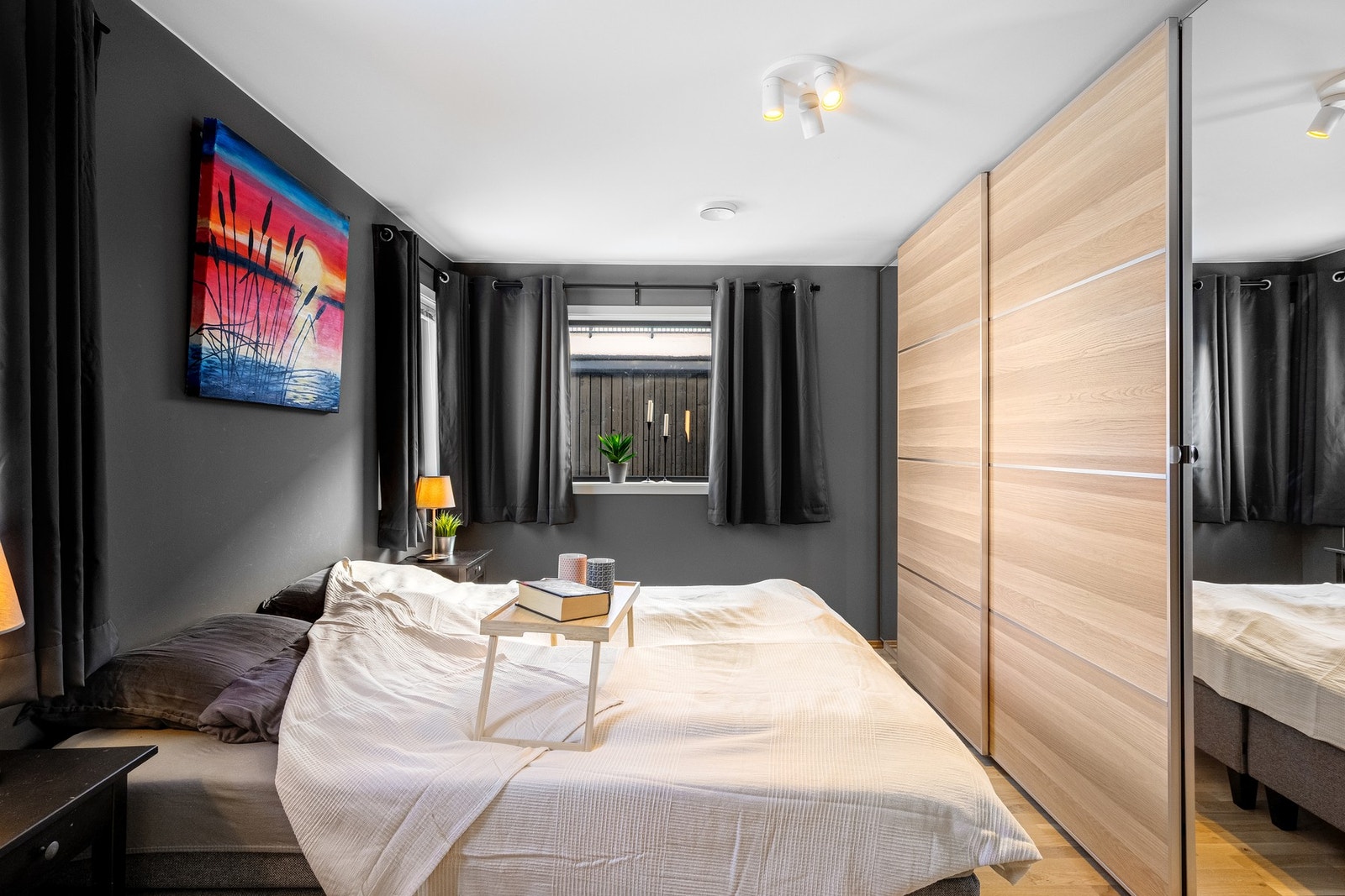 Kan enkelt innredes med dobbeltseng og garderobe. Galleribilde