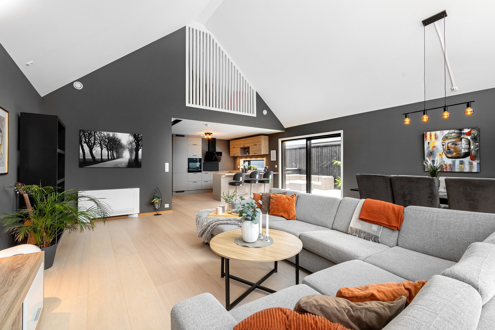 Stuen kan enkelt innredes i ulike soner. Galleribilde