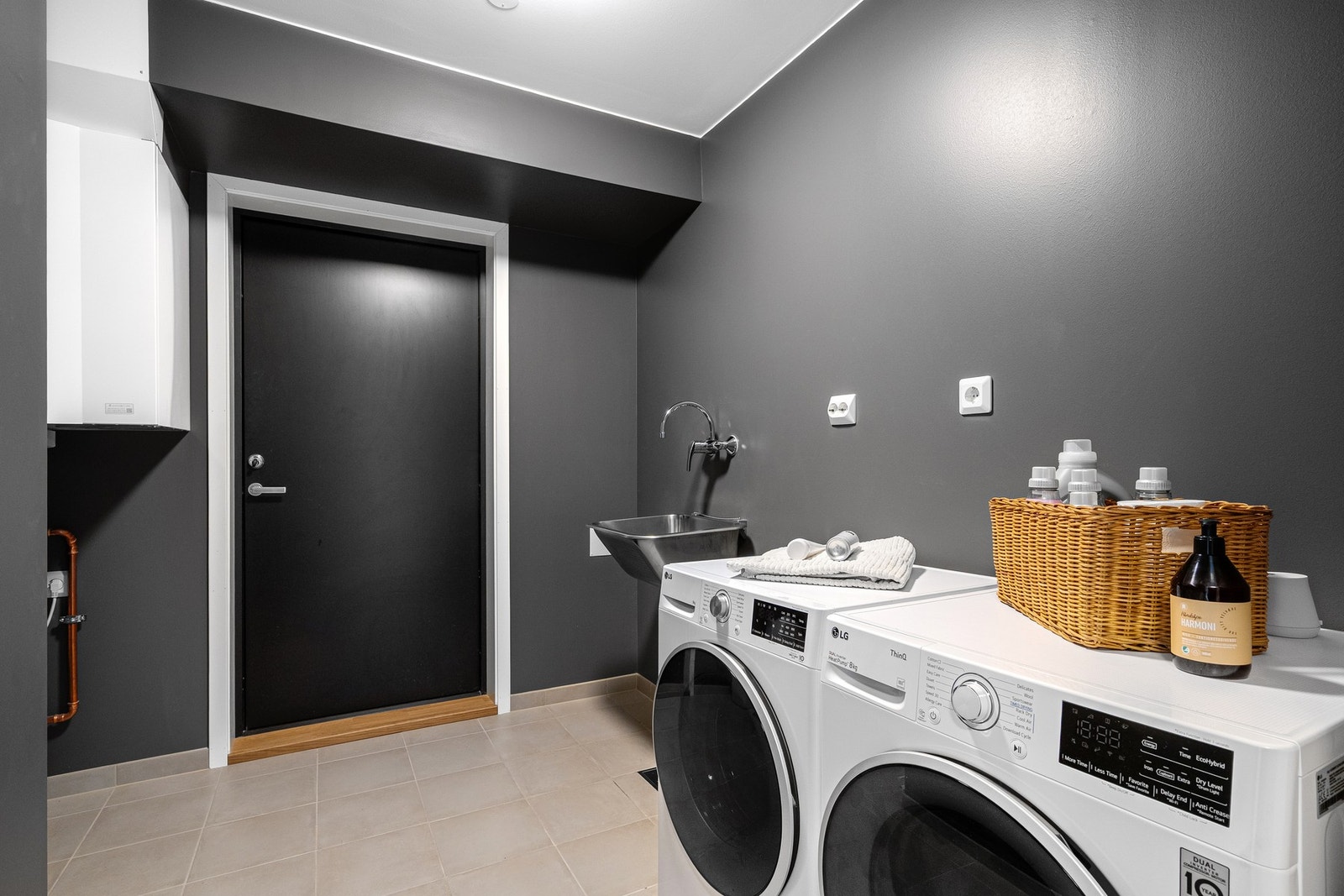 Praktisk vaskerom med egen inngangssone - ideelt for barnefamilien. Galleribilde