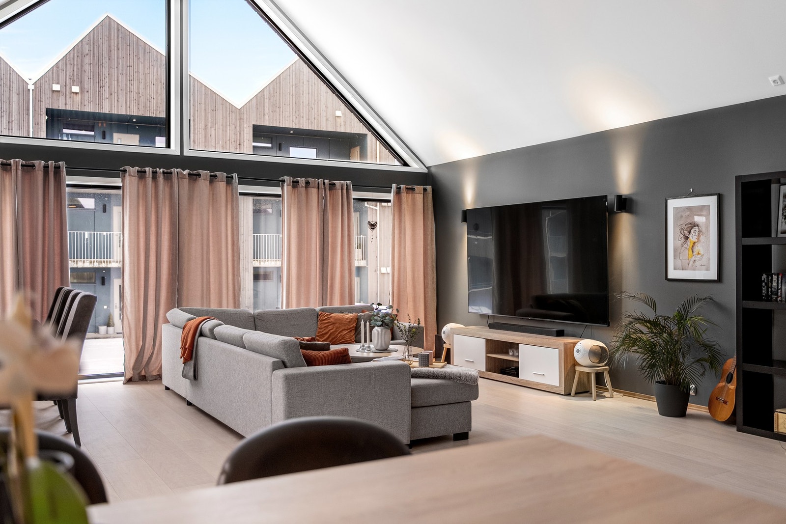 Åpen løsning mot stue og spiseplass. Galleribilde