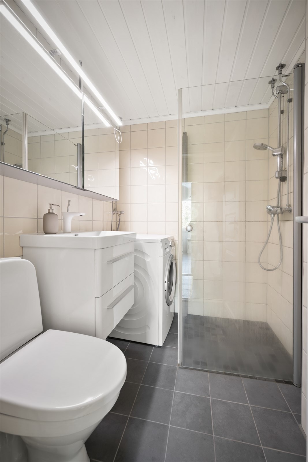 Pent baderom fra 2005, noe oppgradert i 2020. Galleribilde