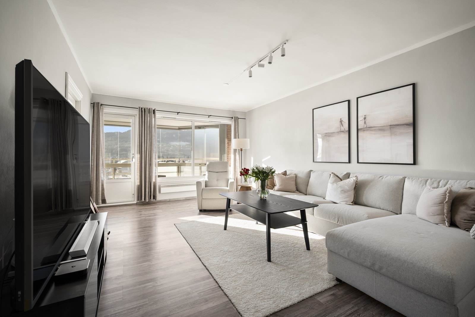 Stuen er av god størrelse og byr på direkte utgang til en solrik balkong. Galleribilde