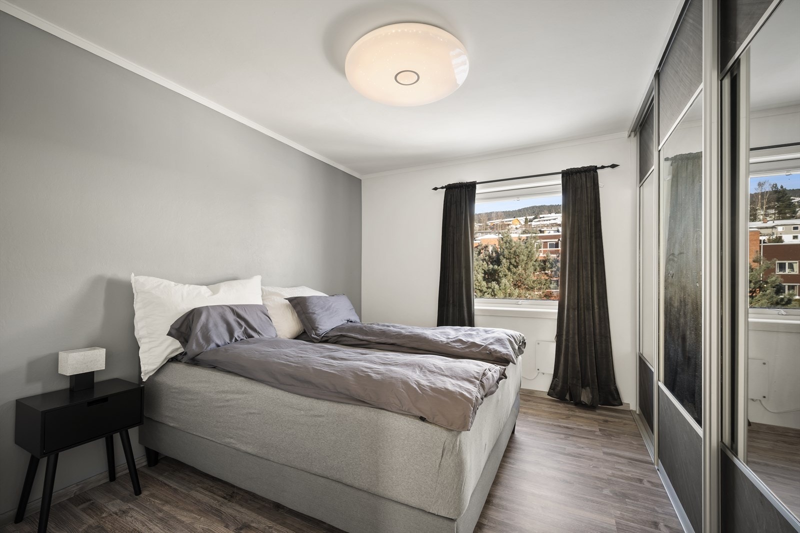 Hovedsoverommet er av romslig karakter og byr på en stor skyvedørsgarderobe. Galleribilde