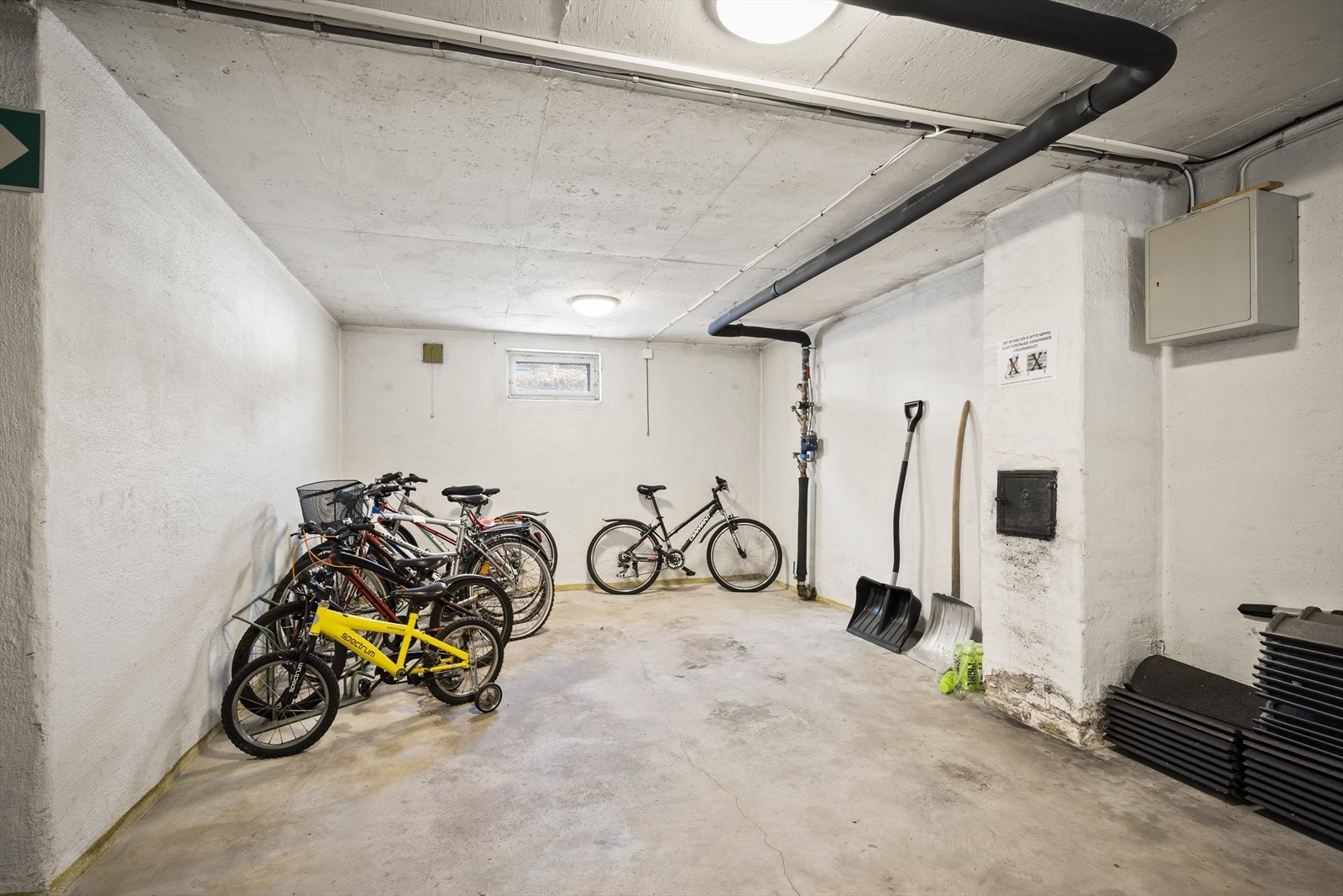 Felles sykkelparkering i kjelleren. Galleribilde