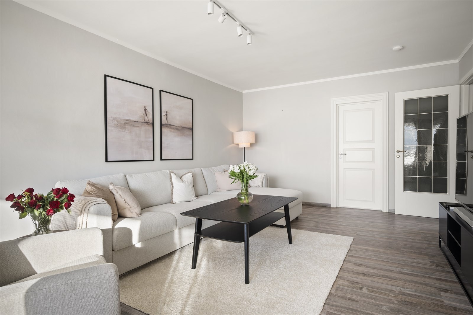 En flott og lys stue med mye lysinnslipp! Galleribilde