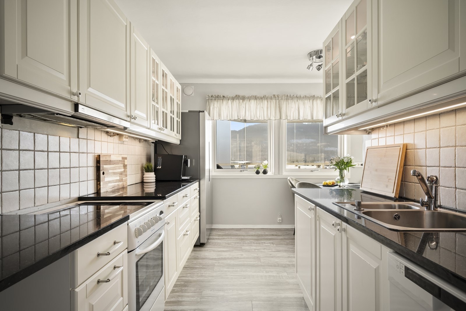 Praktisk og lys kjøkkeninnredning, hvitevarer medfølger. Galleribilde