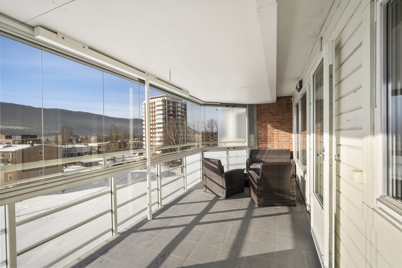 Romslig innglasset balkong på hele 18 kvm. som fungerer som en forlengelse av stuen i vinterhalvåret. Galleribilde