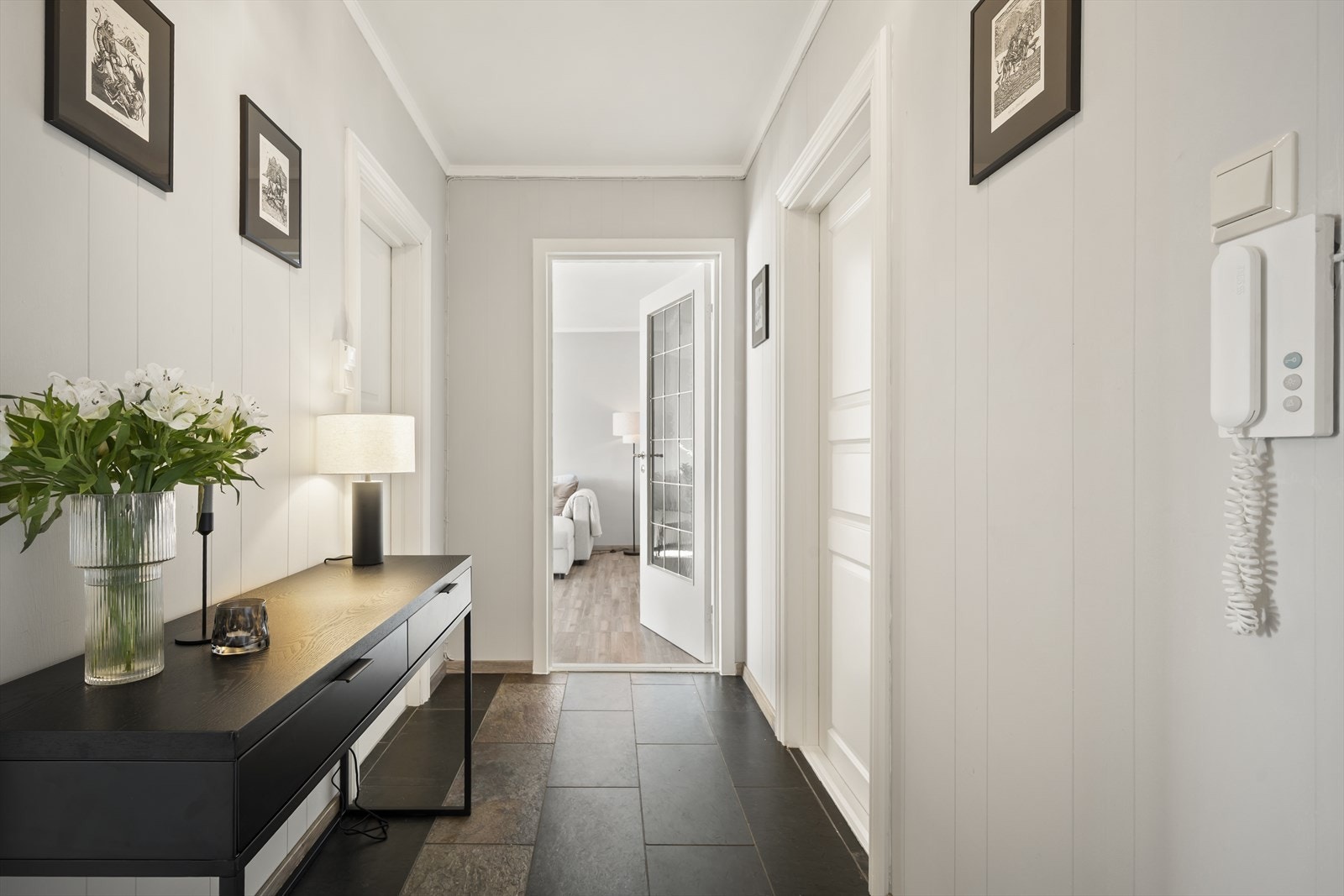 Pent inngangsparti med fliser på gulv. Galleribilde