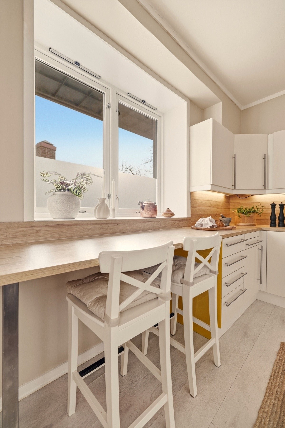 Det er laget en smart spiseløsning med barkrakker på kjøkkenet. Galleribilde