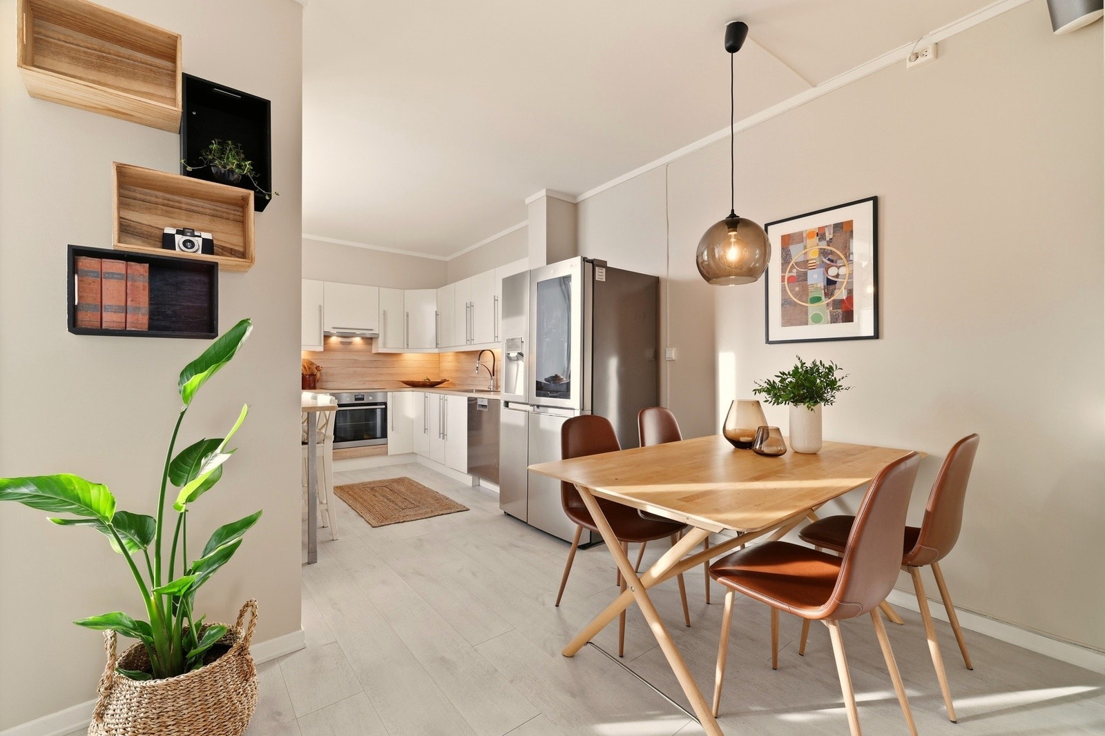 Det er plass til både sofagruppe og spisestuebord. Galleribilde