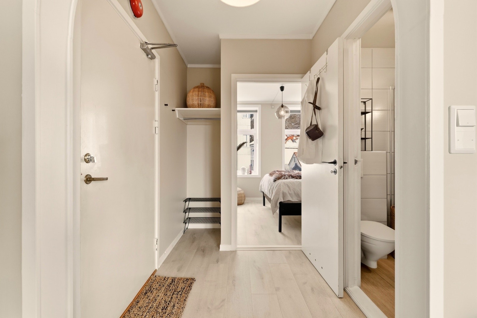 Lys og trivelig entré med nisje til oppheng av ytterklær. Galleribilde