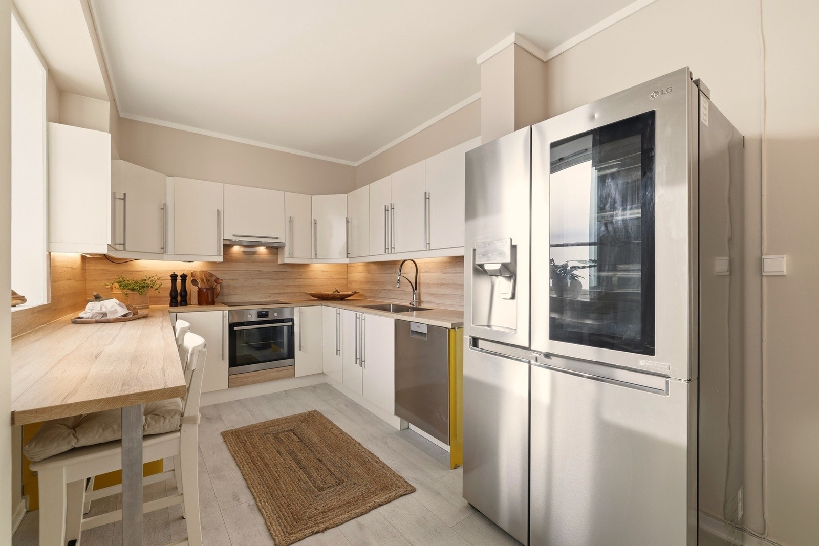 Kjøkkenet har god størrelse og en tidløs stil. Alle hvitevarer inkl. amerikansk kjøleskap, medfølger i salget. Galleribilde