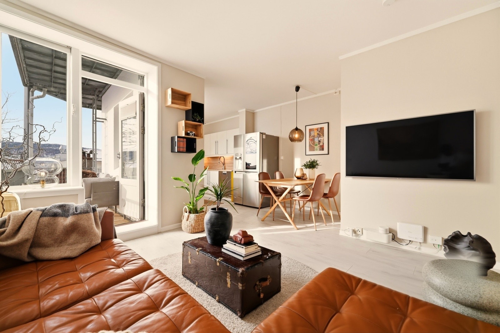 Leiligheten har en arealeffektiv romløsning. Det er delvis åpen løsning mellom stue og kjøkken. Galleribilde