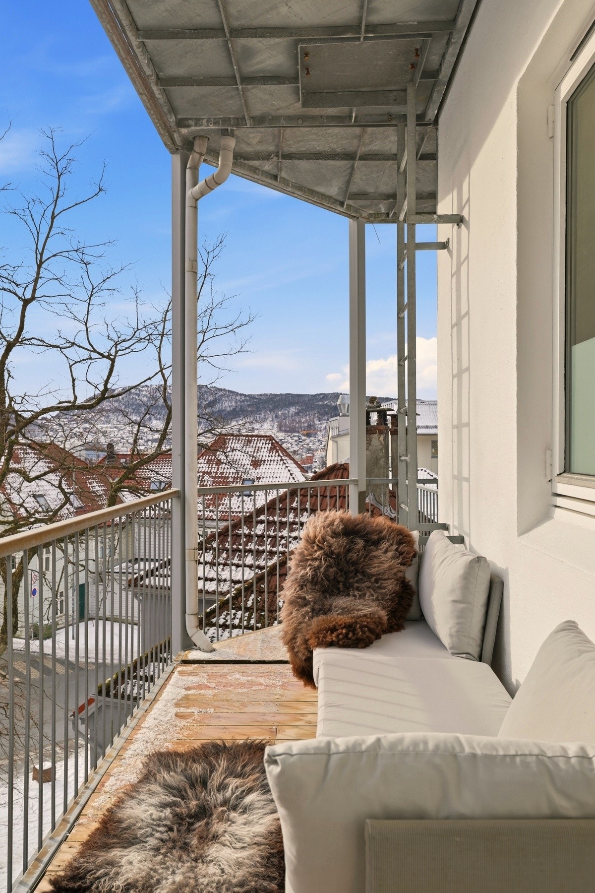 Verandaén er på 8 m2. Her kan man nyte solen i skjermede og koselige omgivelser. Galleribilde