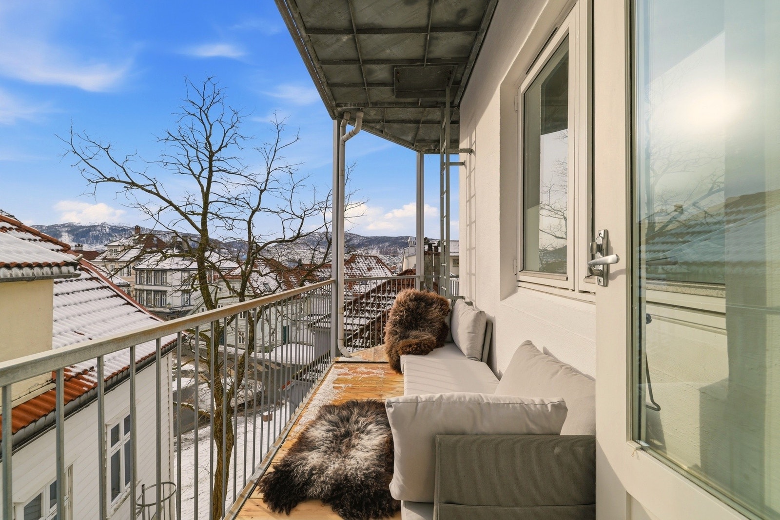 Tilknyttet leiligheten er det en solrik og deilig veranda med god størrelse. Galleribilde