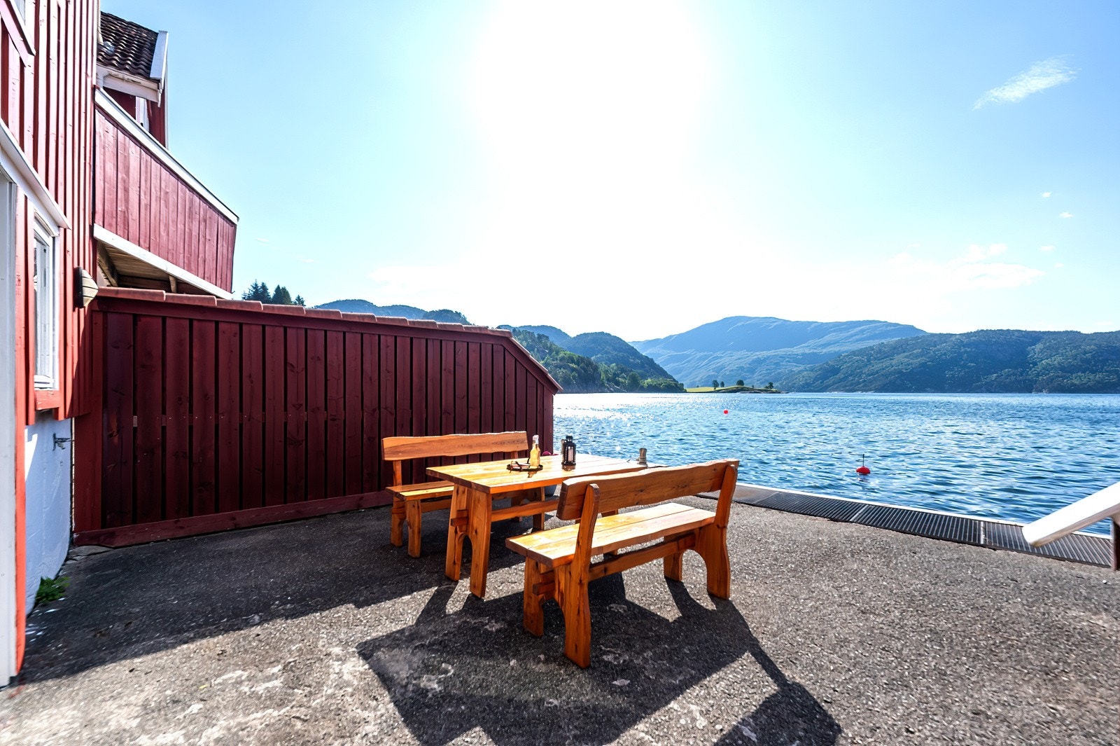 Betongkai, kailinje forsterket med stak og jerngitter, støpt bølgebryter, montert badestige. Galleribilde