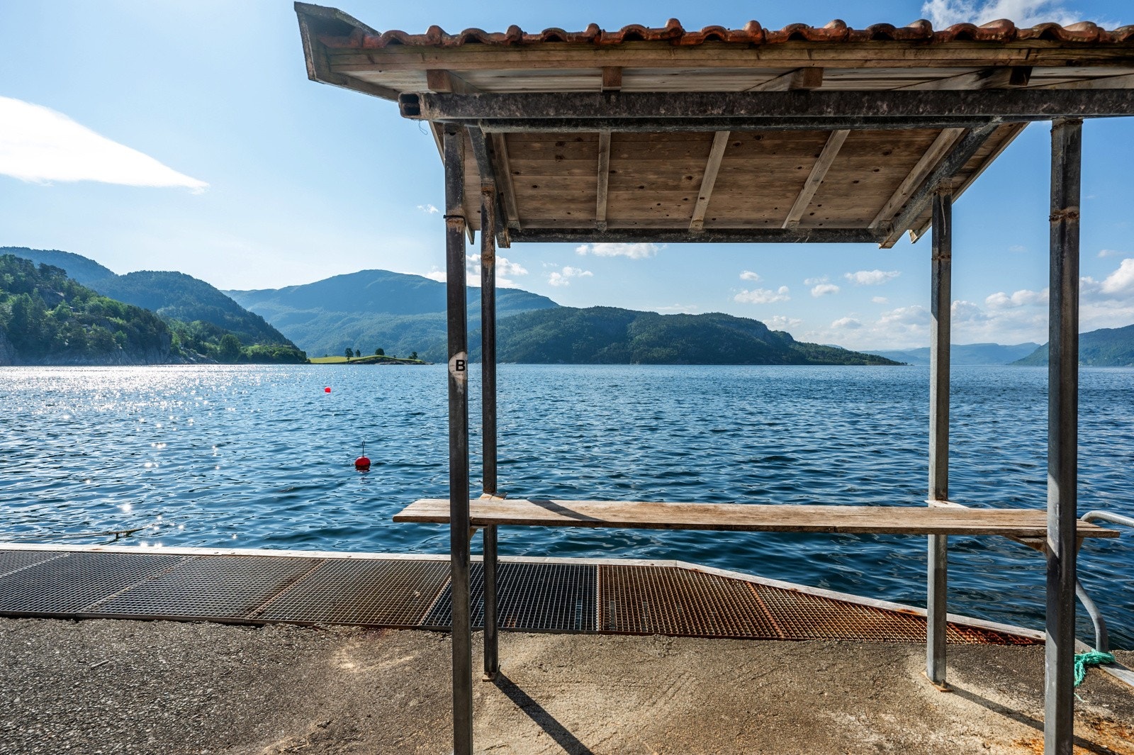 På bryggen har man en fin sløyeplass for dagens fangst. Galleribilde