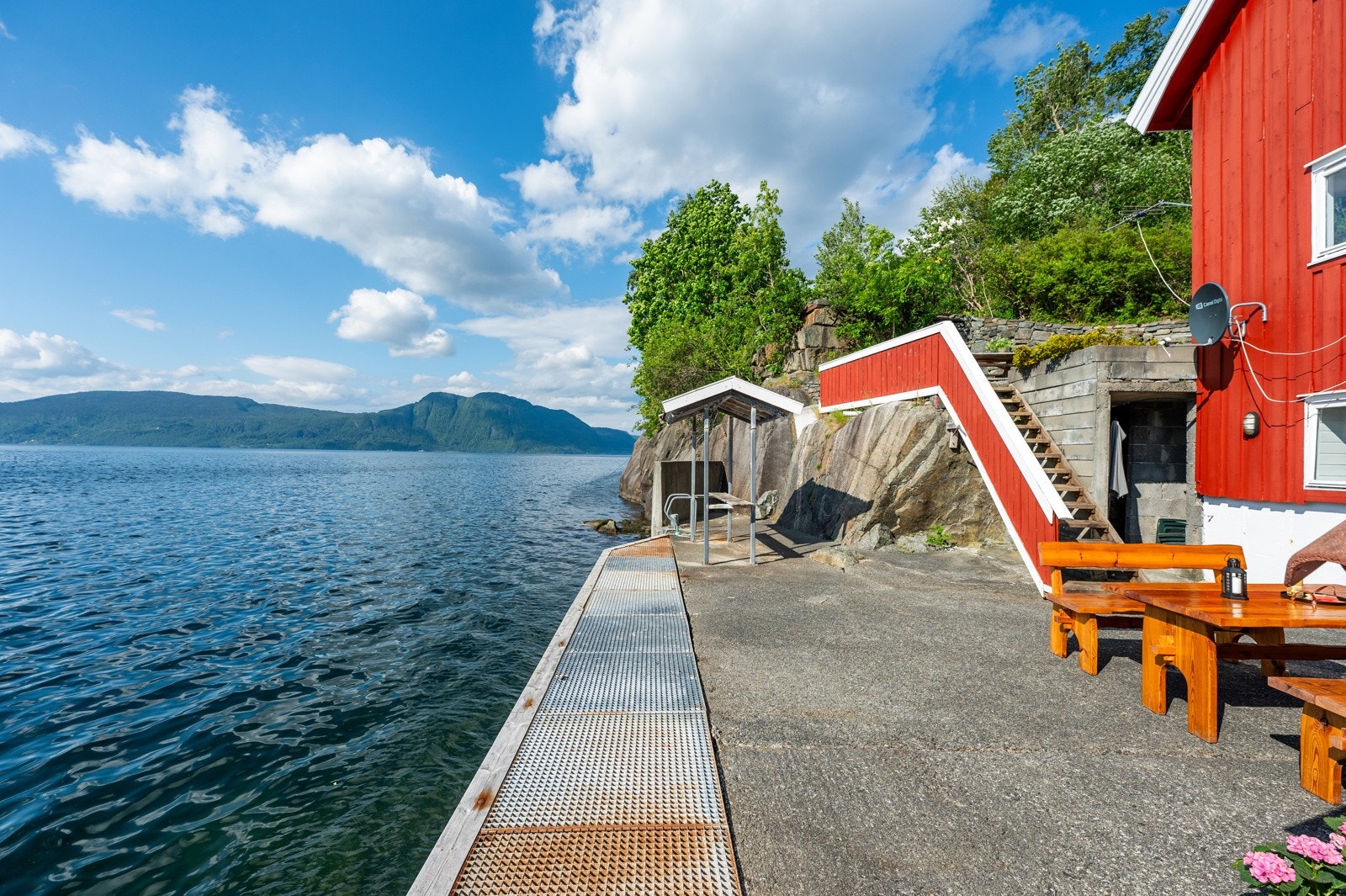 Fantastisk plass, egen brygge som innbyr til båtliv, bading og fisking. Galleribilde