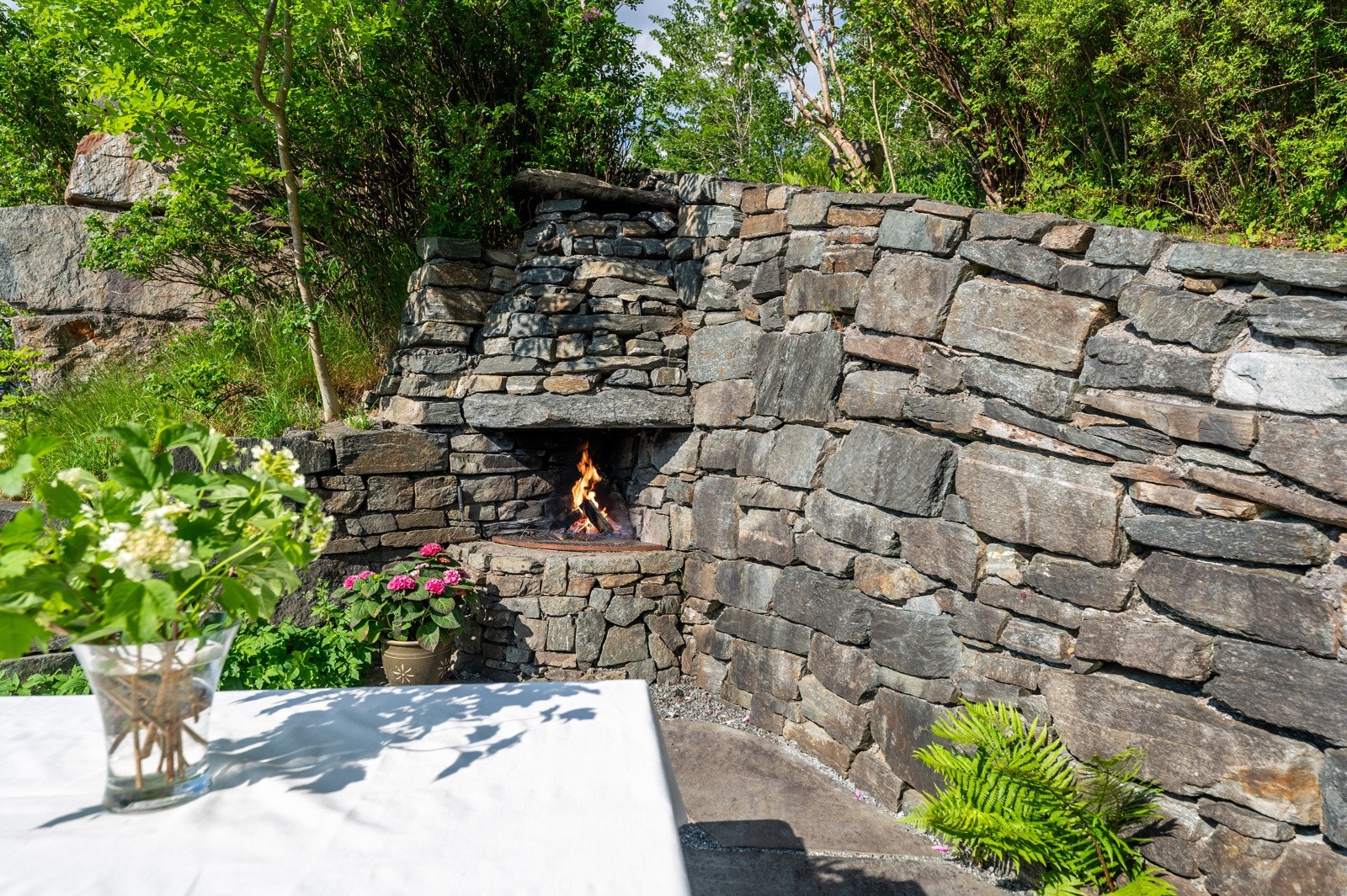 Her har dagens eier lagt ned mange arbeidstimer med å lage fine steinmurer Galleribilde