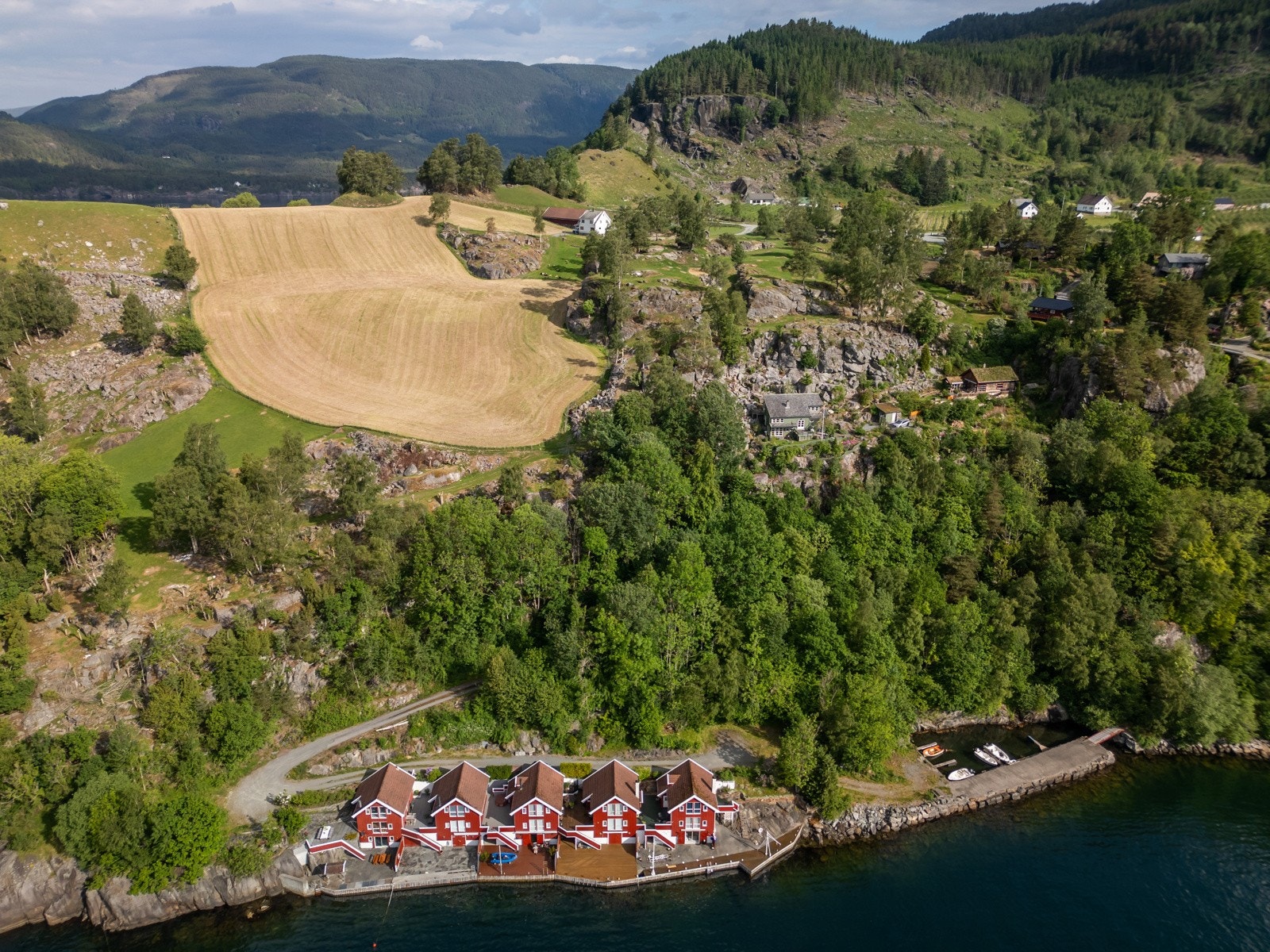 Dronefoto områdebilde, garden Fuglestein sees i bagrunnen Galleribilde