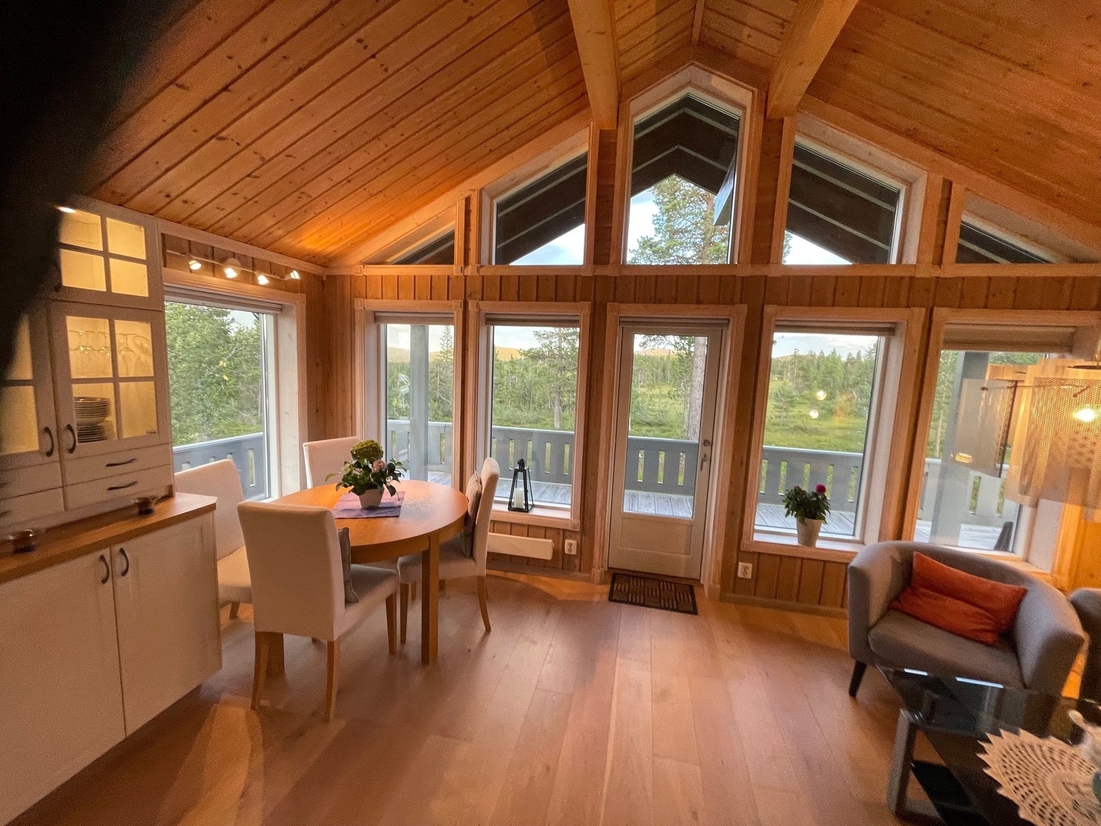 Stuen med kjøkken sett fra entreen Galleribilde