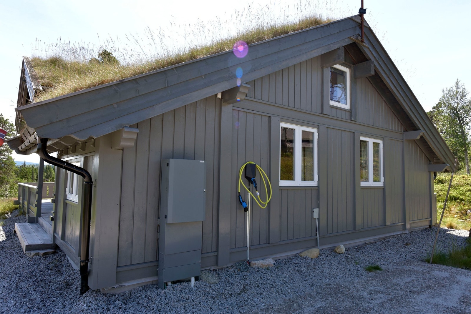 Nordsiden med el lader og fiberboks. Galleribilde