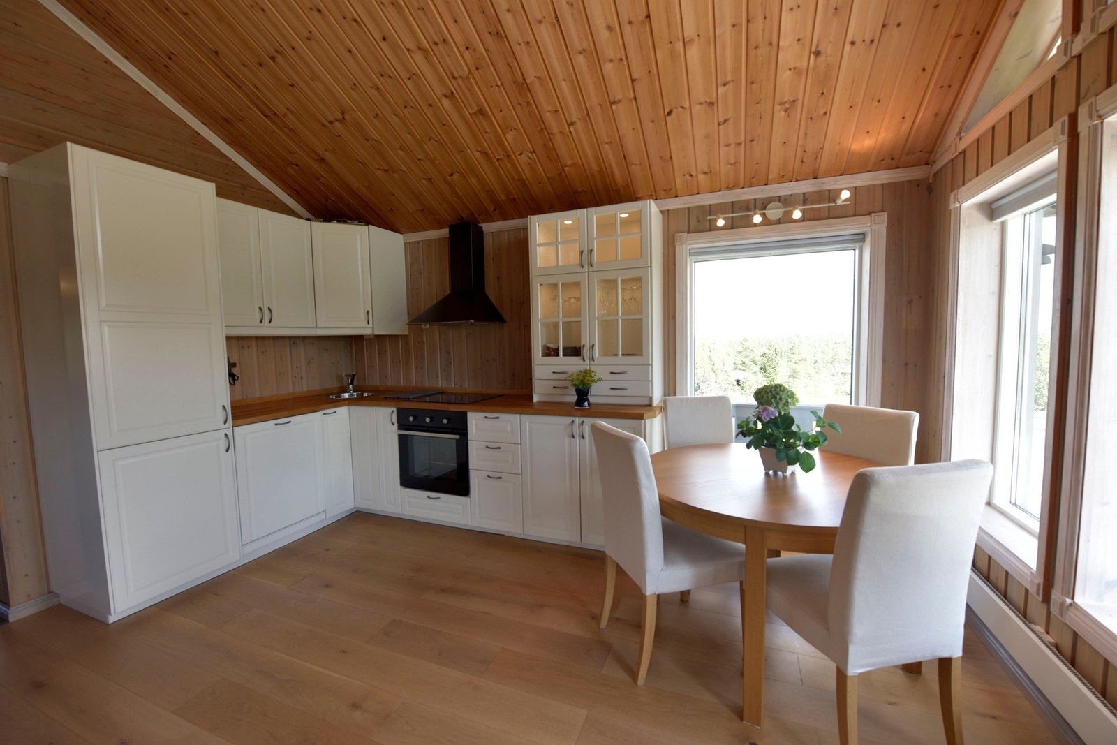 Kjøkkenkrok og spisebord i stue Galleribilde