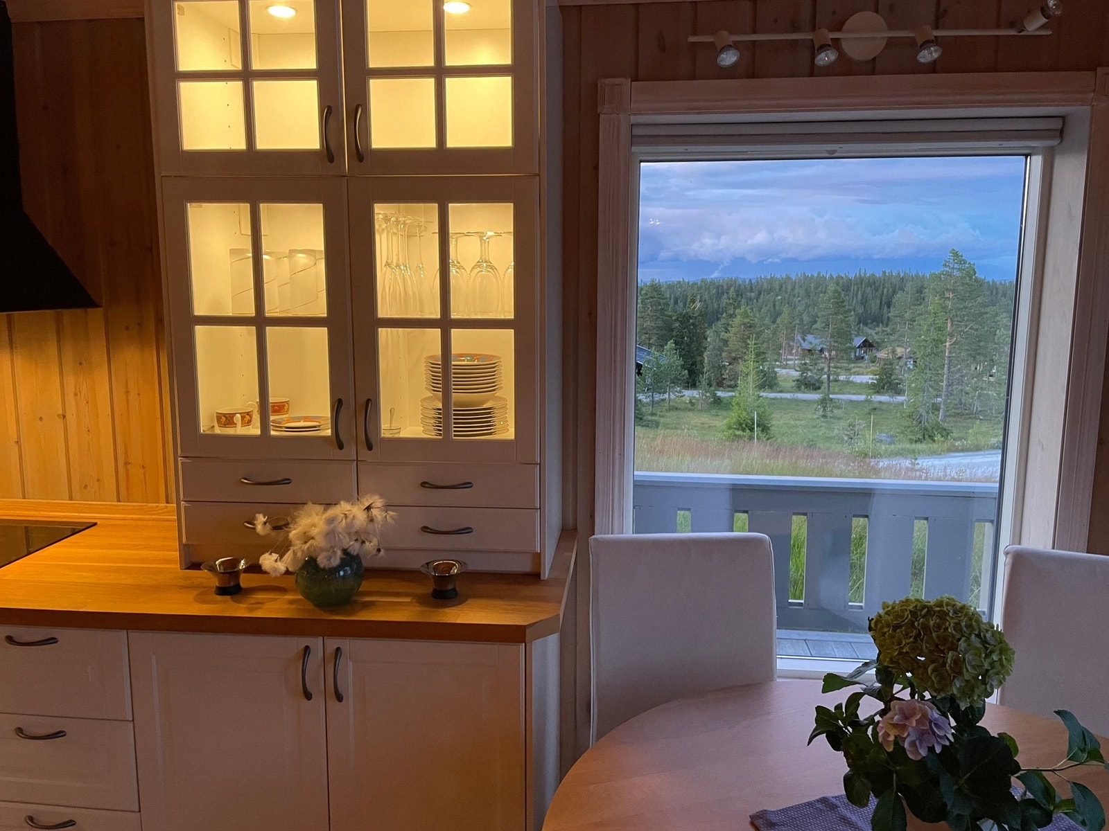 Spiseplass med utsyn mot Norefjell Galleribilde