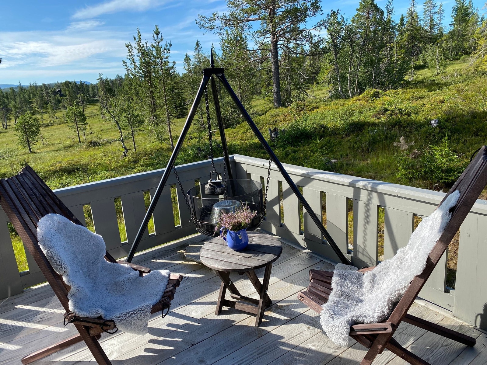 Koseplass når dagen er på hell.
(Bålpanne og saueskinn følger ikke med i salget.) Galleribilde