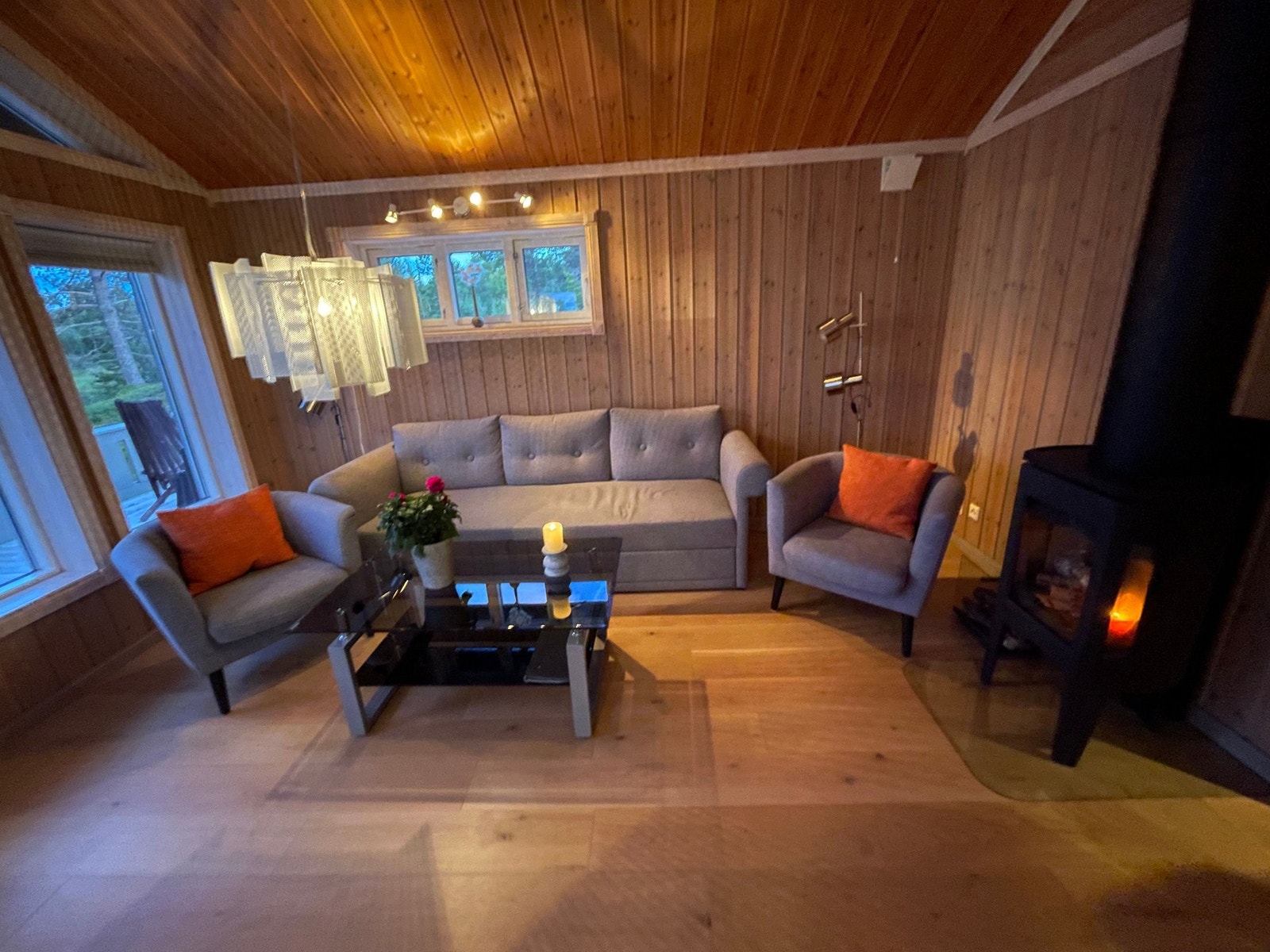 Klargjort for kveldskos etter turen.
Stue med peis-ovn Galleribilde