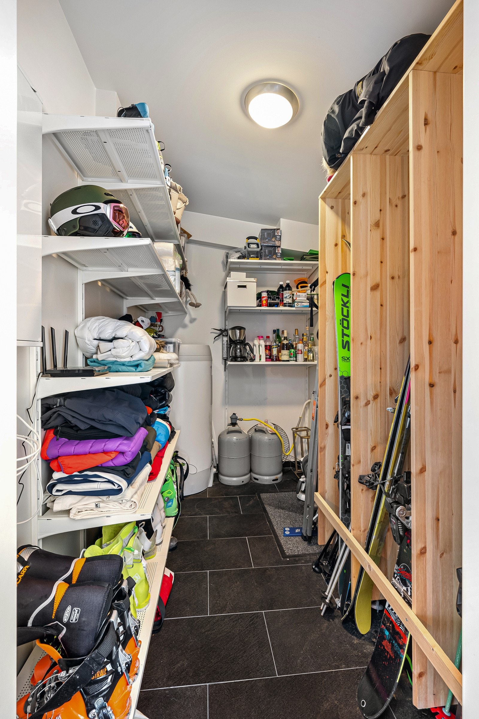 Praktisk innvendig sportsbod. Galleribilde