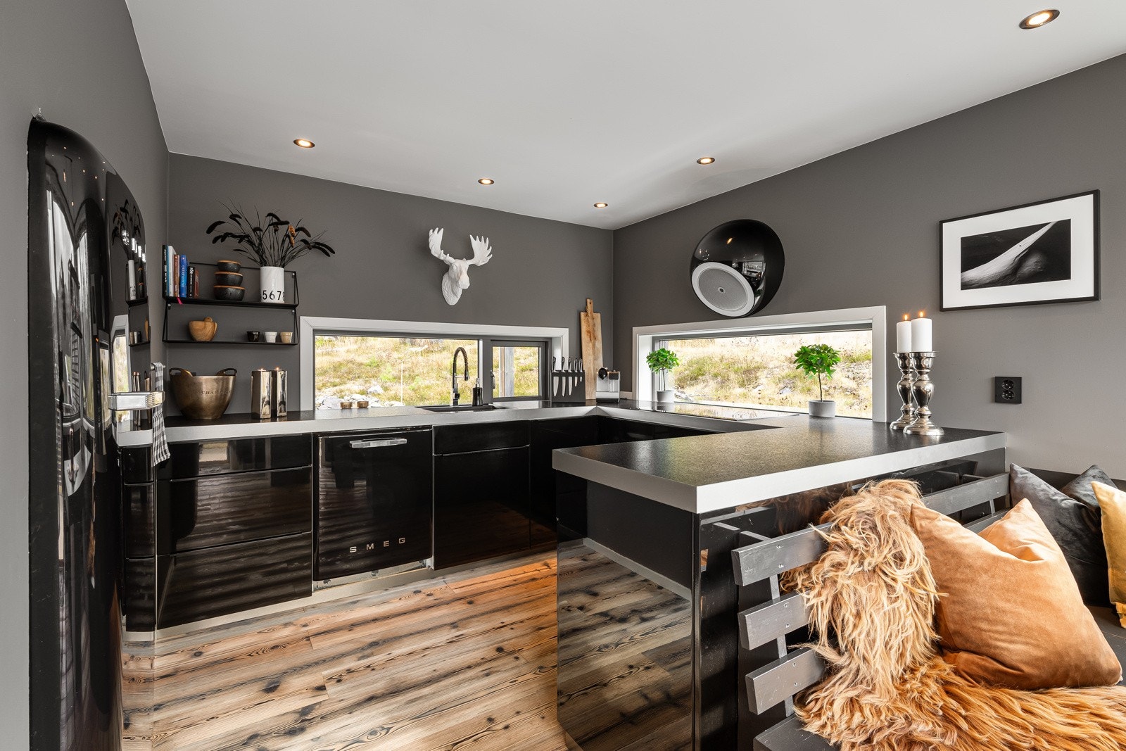 Stilrent, moderne kjøkken med god innredning og plassering. Kjøkkeninnredningen er av merke Kvik, med integrerte hvitevarer som følger hytta. Galleribilde