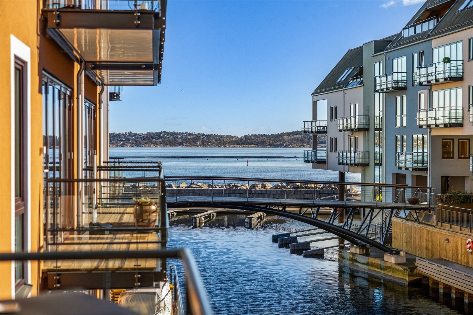 Utsikt gjennom kanalen og ut i fjorden Galleribilde
