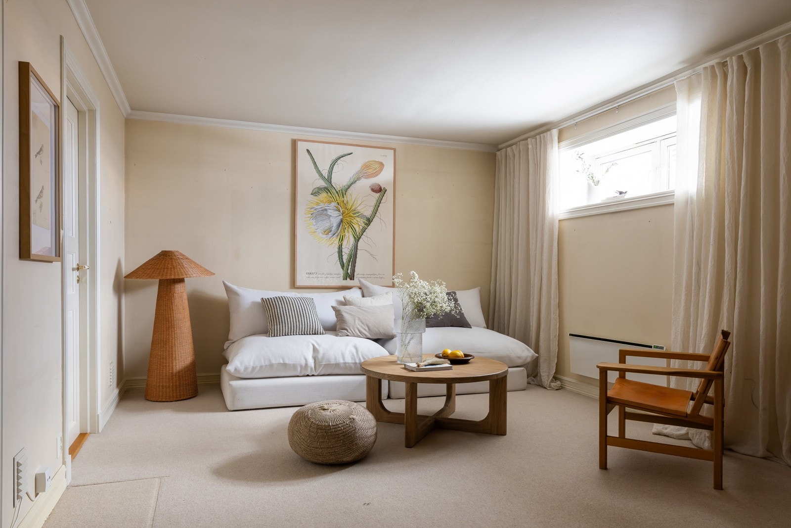 I kjelleren er det innredet en kjellerstue, et areal som gir ekstra fleksibilitet i hverdagen. Kjelleren oppfyller ikke krav til rom for varig opphold. Galleribilde