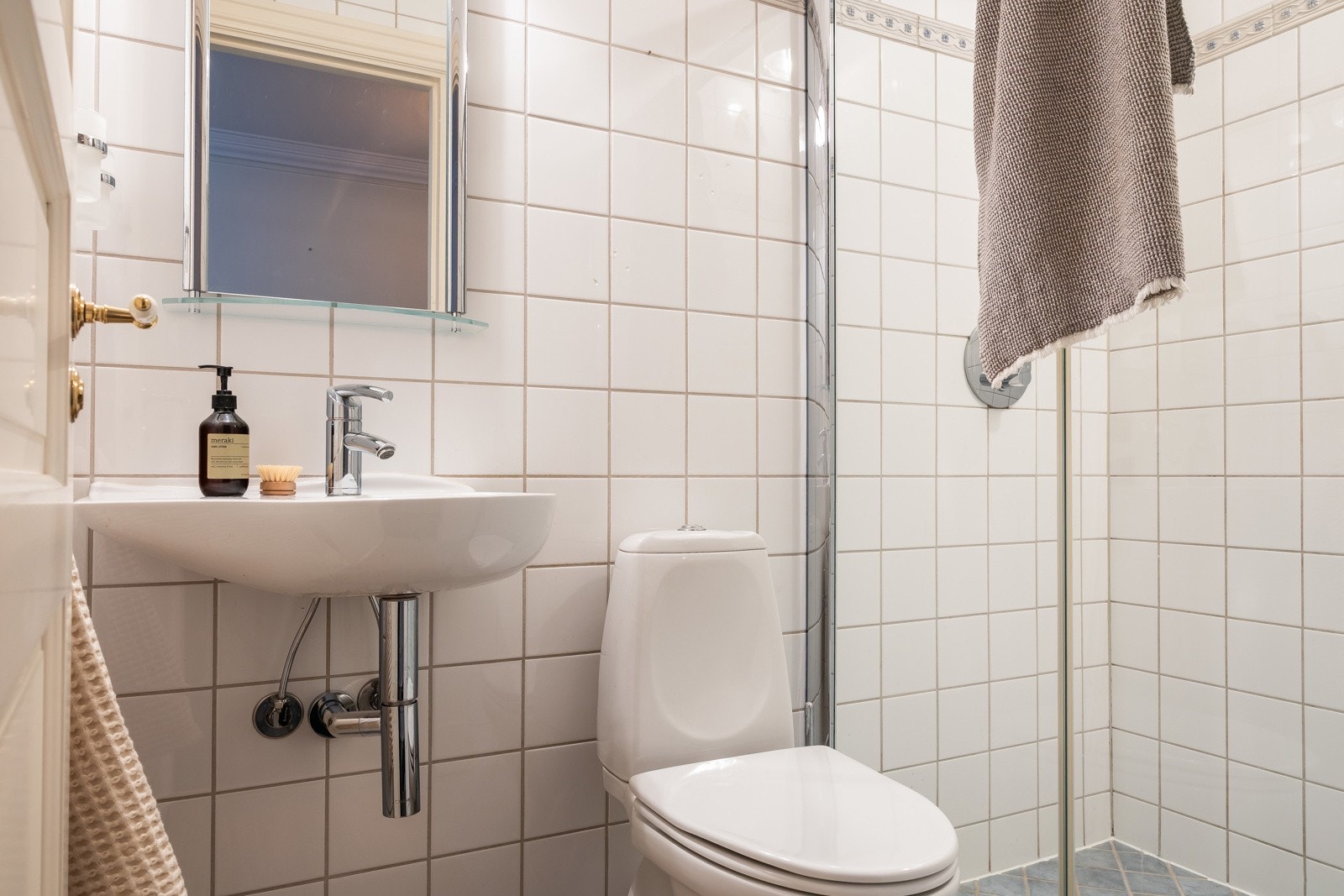 Det andre badet har adkomst fra hallen og ble oppgradert med ny innredning i 2002. Galleribilde