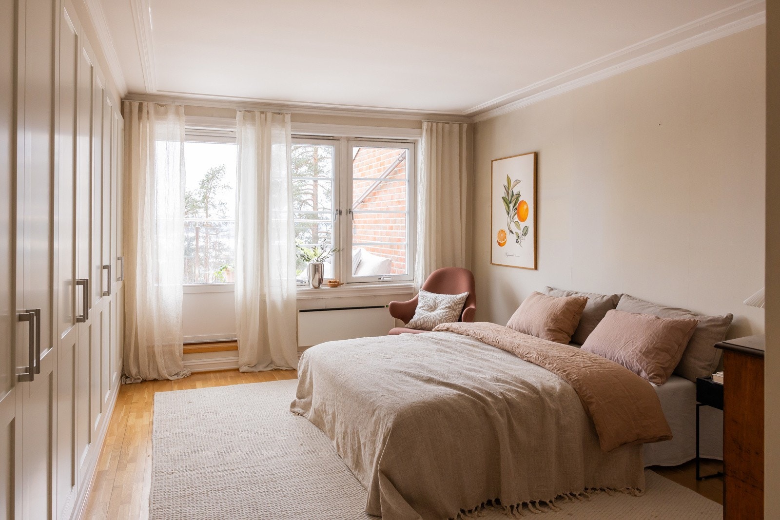 Leiligheten har hele fire gode soverom, alle hendig plassert i første etasje. Galleribilde