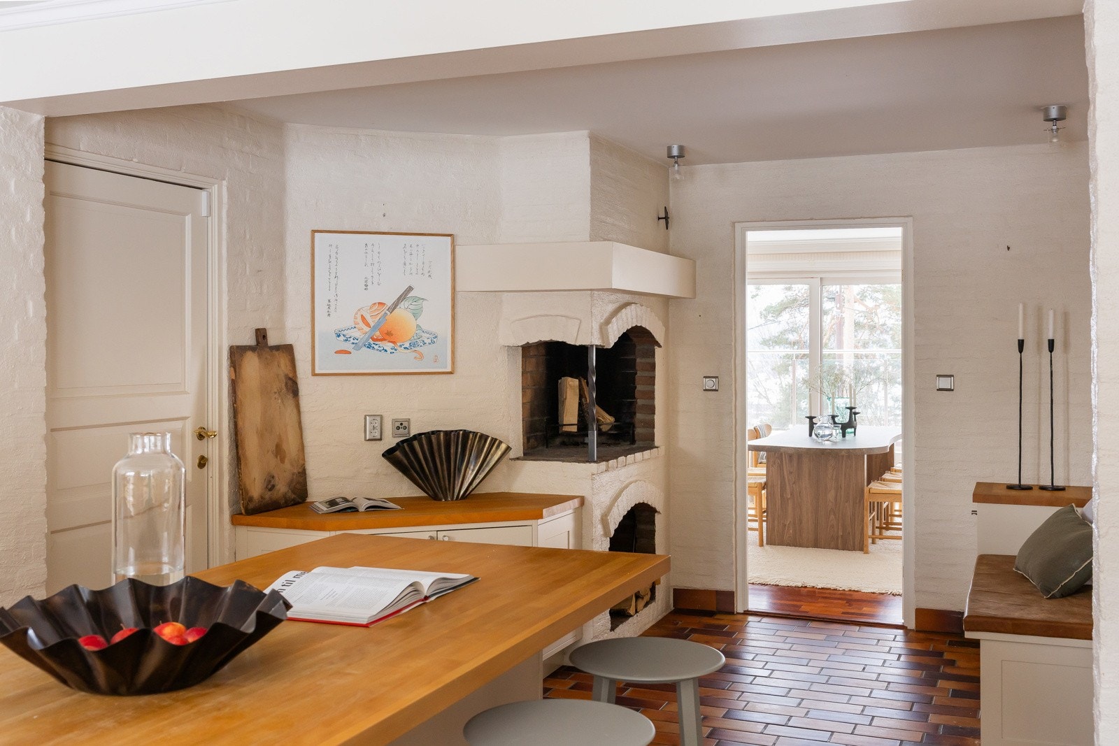 I ytterste del av kjøkkenet er det murt opp en gruepeis i benkehøyde, slik at flammen kan ses fra hele rommet. Galleribilde