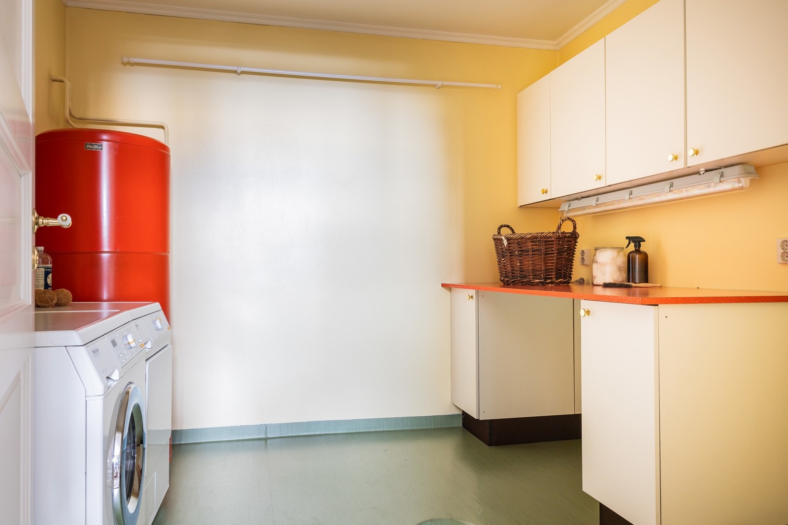 Romslig vaskerom med lagringsplass, rom for vaskesøylen og med utslagsvask. Galleribilde