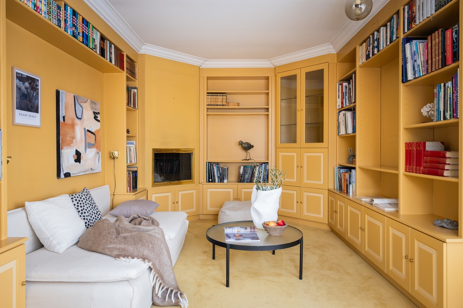 Bibliotektet representerer en elegant og stemningsfull sone med peis, ideelt for avslapping med en god bok. Galleribilde