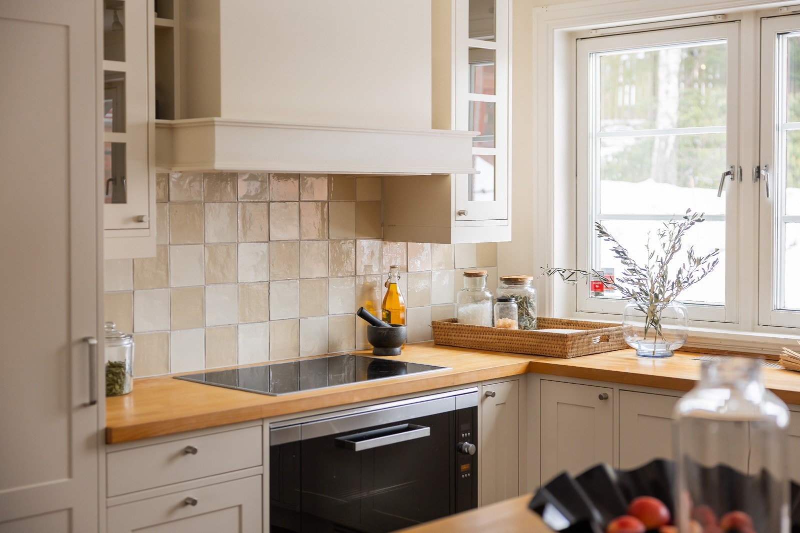 Innredningen er fra 2004, produsert i regi av Tone Hammel, i klassisk stil. Galleribilde